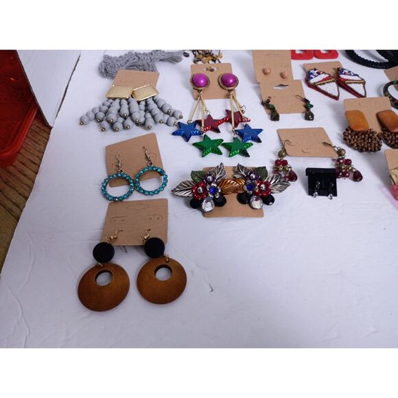 Vintage Earrings Lot of 19 Pairs Different Styles and Colors Jewelry - Picture 7 of 11